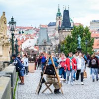 ФОТО. В Праге вновь появились туристы, но свободно пройти по улицам города все еще можно