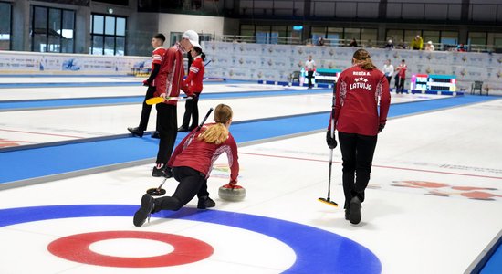 Eiropas Jaunatnes ziemas olimpiāde: kērlinga komanda iekļūst pusfinālā, daiļslidotājs Korkačs - desmitais