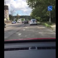 Aculiecinieka video: Ceļu policijas ekipāža noparkojusies uz ieskrējiena joslas