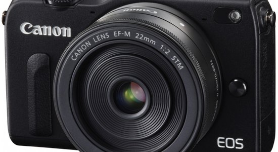 'Canon' jaunā maināmo objektīvu bezspoguļa fotokamera 'EOS M2'