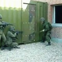 Interneta hits - lietuviešu karavīrs pret durvīm