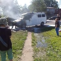 ФОТО, ВИДЕО: В Болдерае сгорел микроавтобус - очевидцы слышали взрыв