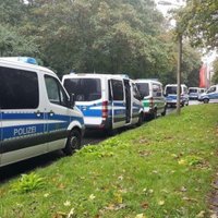 Aizdomu par uzbrukuma gatavošanu dēļ Vācijas pilsētā Kemnicā notiek plaša policijas operācija