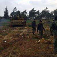 Sīrijas 'Al Qaeda' ieņem armijas bāzi; Asada spēki cīnās par stratēģisku virsotni Alepo