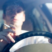 Saeimas komisija neatbalsta aizliegumu smēķēt privātajā automašīnā