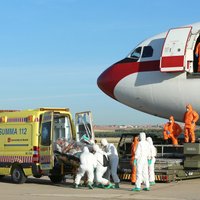 Miris ar Ebolas vīrusu inficētais Spānijas garīdznieks