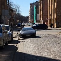 Foto: Rīgas centrā pastāvīgi uz braucamās daļas atstāj 'Lamborghini' un 'Hummer'