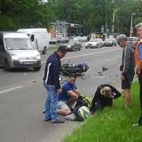 Foto: Avārijā Dzirciema ielā smagi cietis motociklists