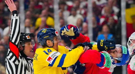 Полуфинал чемпионата мира по хоккею впервые обслужил латвийский арбитр   