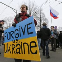 Foto: Maskavā gājienos gan atbalsta, gan protestē pret notikumiem Krimā