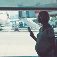 Ar auto vai lidmašīnu: kas jāievēro, ceļojot grūtniecības laikā