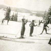 Zudušo laiku burvība: Ogrē apskatāms gandrīz simts gadus vecs slēpošanas inventārs un fotogrāfijas