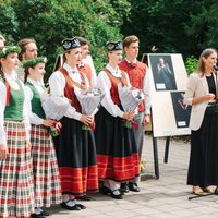 Foto: Esplanādē atklāta Svētku goda virsdiriģentu un virsvadītāju portretu izstāde