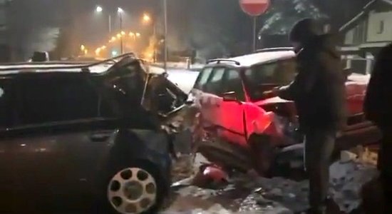 ВИДЕО: ночью в Зиепниеккалнсе столкнулись два Audi, оба водителя сбежали