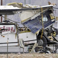 Autobusa un kravas automašīnas sadursmē ASV 13 bojāgājušie