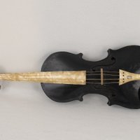 Rakstniecības un mūzikas muzeja dārgumi: Pētera Strazdiņa unikālā vijole