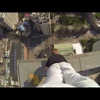 Video: Britu pārgalvis uz debesskrāpja jumta izpilda ļoti bīstamu triku