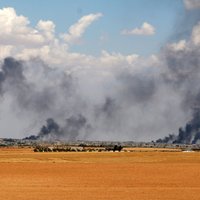 Foto: Menbiža ielenkta, kurdu spēki gatavojas sturmēt pilsētu