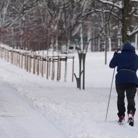 Uzvaras parkā pūš sniegu. Kad varēs slēpot?