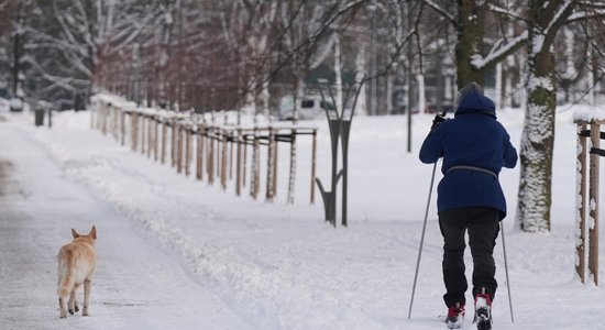 Uzvaras parkā pūš sniegu. Kad varēs slēpot?