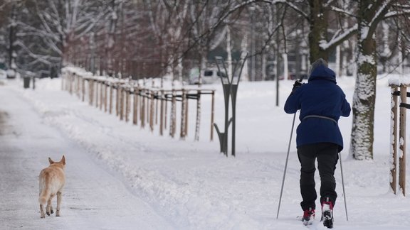 Uzvaras parkā pūš sniegu. Kad varēs slēpot?