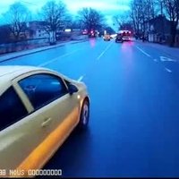 ВИДЕО: Желтый Opel нагло подрезал автобус Rīgas satiksme