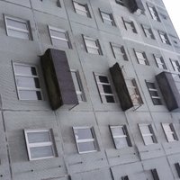 Daudzdzīvokļu ēkā Dzelzavas ielā nobrucis balkons; pašvaldība rausta plecus