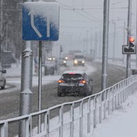 Rīgā uz brauktuvēm veidojas sniega sanesumi, sabiedriskais transports kavējas par 10 minūtēm