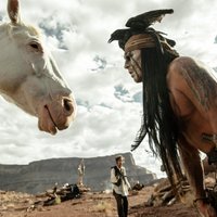 Video: Džoniju Depu gandrīz sabradā zirgs