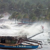Filipīnām tuvojas spēcīgs taifūns 'Hagupits'; desmiti tūkstoši cilvēku evakuējas