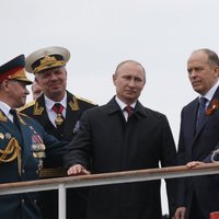 Putins ieradies Krimā uz 'uzvaras dienas' svinībām un izpelnās asus Kijevas protestus