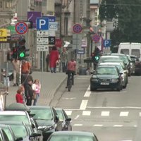 Video: Rīgas velojoslas ir 'sačakarētas' un nedrošas