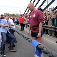 Праздник Риги: соревнование по перетягиваю 400-метрового каната