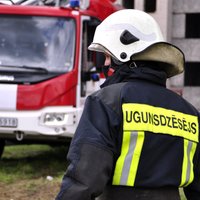 Ugunsdzēsēji Rīgā no degoša nama izglābj deviņus cilvēkus; viens gājis bojā