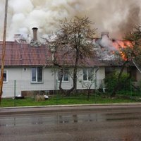 ВИДЕО: Не повезло соседям - в Даугавпилсе сгорела часть жилого дома