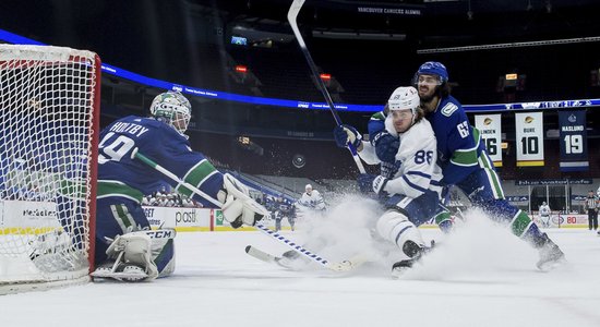 'Canucks' pēc atgriešanās NHL apritē izcīna otro uzvaru pēc kārtas