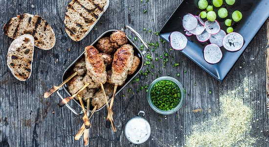 Vistas gaļas kebabi vai bumbiņas ar ķiploku un garšaugu mērci