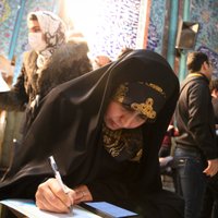 Vairums palika mājās. Ko Irānas režīmam nozīmē vēlēšanu rezultāti