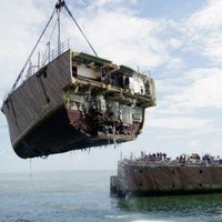 Застрявший на рифах военный корабль США разрезан на куски