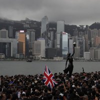 Honkongas lielveikalā izceļas sadursmes starp Ķīnas režīma un demokrātijas atbalstītājiem