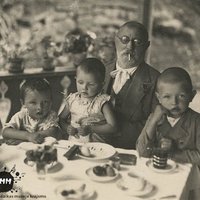 Vēsturiski foto: Latvijas kultūras leģendas pie baltiem galdautiem