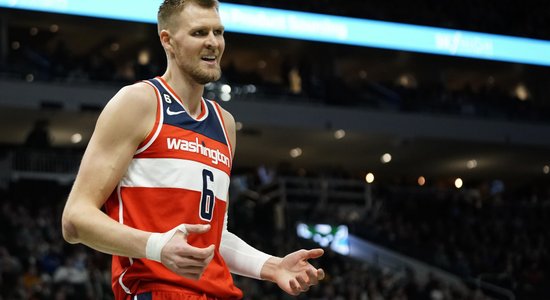 Porziņģim 14 punkti un desmit atlēkušās bumbas 'Wizards' zaudējumā NBA spēlē