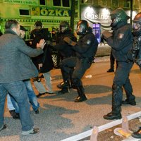 Radikālo islāmistu atbalstītāji ar mačetēm un nažiem uzbrūk kurdu demonstrantiem Vācijā