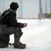 Policisti Rīgā astoņus makšķerniekus pierunā nokāpt no pirmā ledus