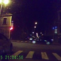 Amizants video: Pie sarkanā luksofora signāla aizjož divi gājēji un auto