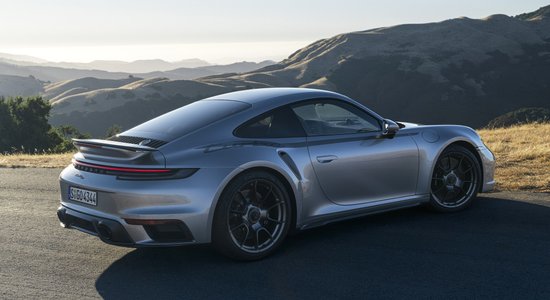 "Porsche" prezentējis ekskluzīvu jubilejas modeli "911 Turbo 50 Years"