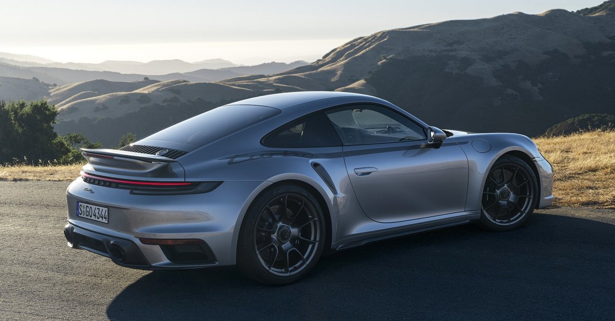 “Porsche” presented a special anniversary model “911 Turbo 50 Years”