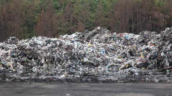 Atkritumu apsaimniekotājs "Clean R" apskata sakopšanas darbus nelegālajā atkritumu glabātuvē Jūrmalā - 15