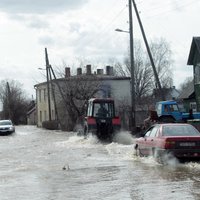 Carnikavas novadā ūdens sāk krāties Gaujai tuvējās ielās