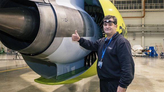 Airbaltic Bombardier CS300 lidmašīnas nakts apkope - 35